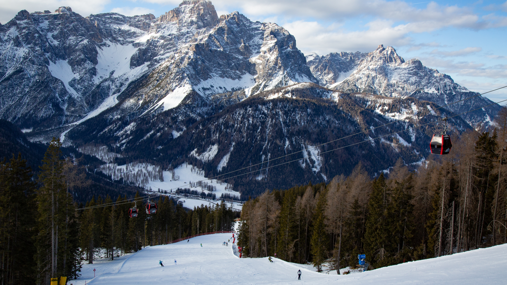 Breite Autobahnen vor spektakulärer Kulisse