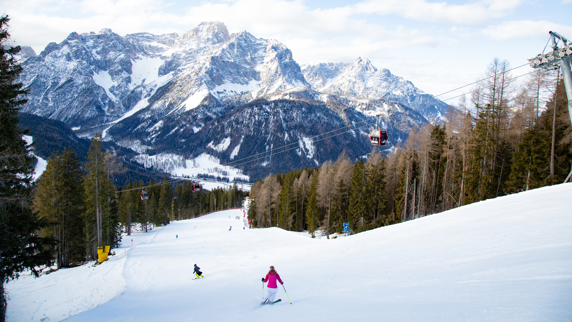 Lange Abfahrten, wie hier vom Stiergarten, bestimmen das Bild im Skigebiet 3 Zinnen Dolomiten