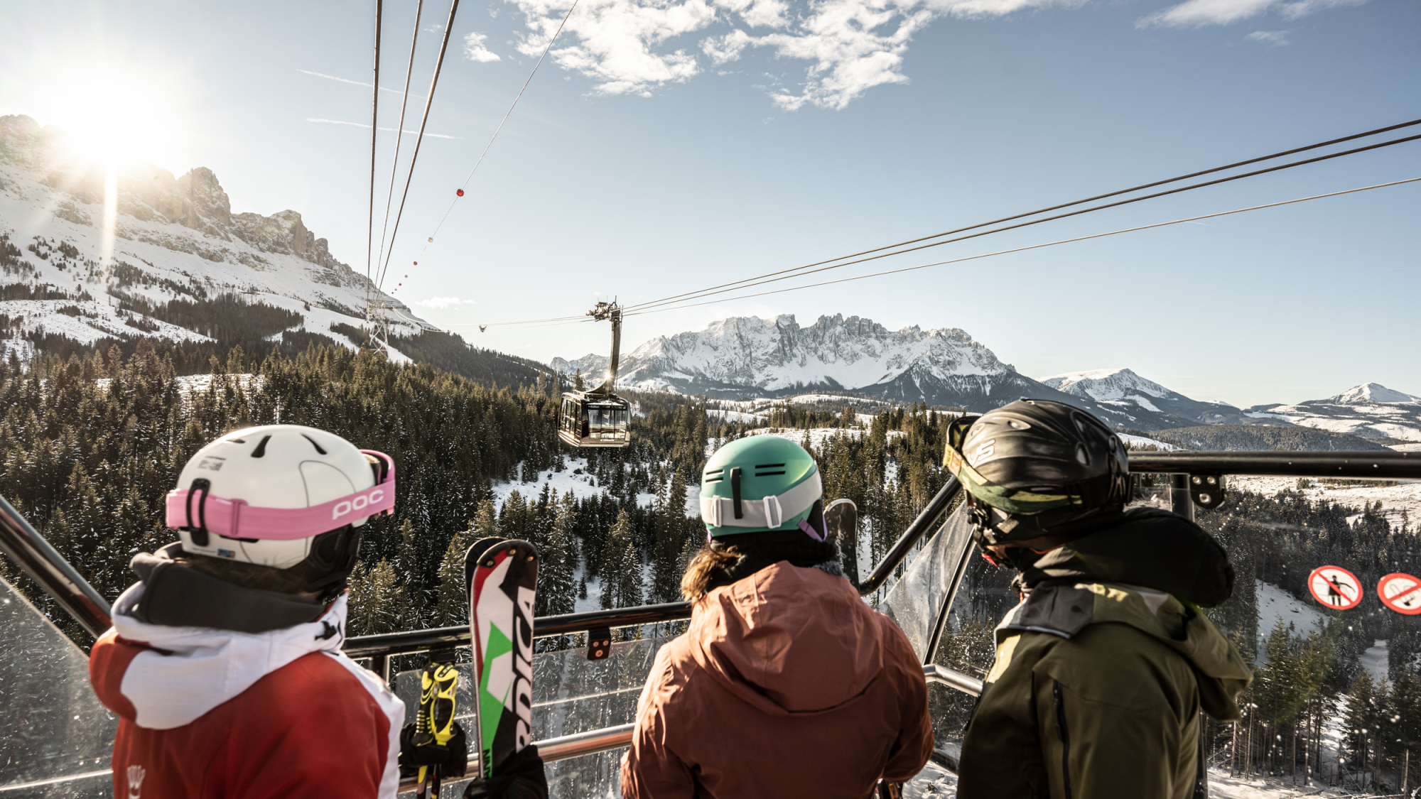 Skifahrerinnen mit Helm im Skigebiet Carezza Dolomites
