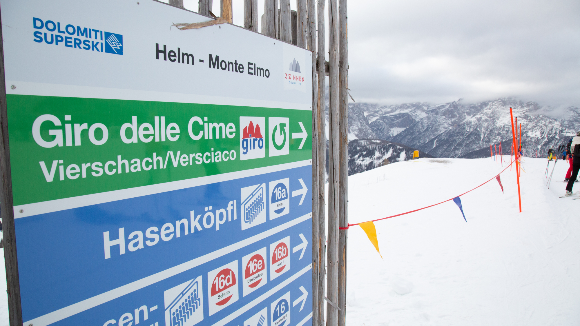 Pistenschild am Helm