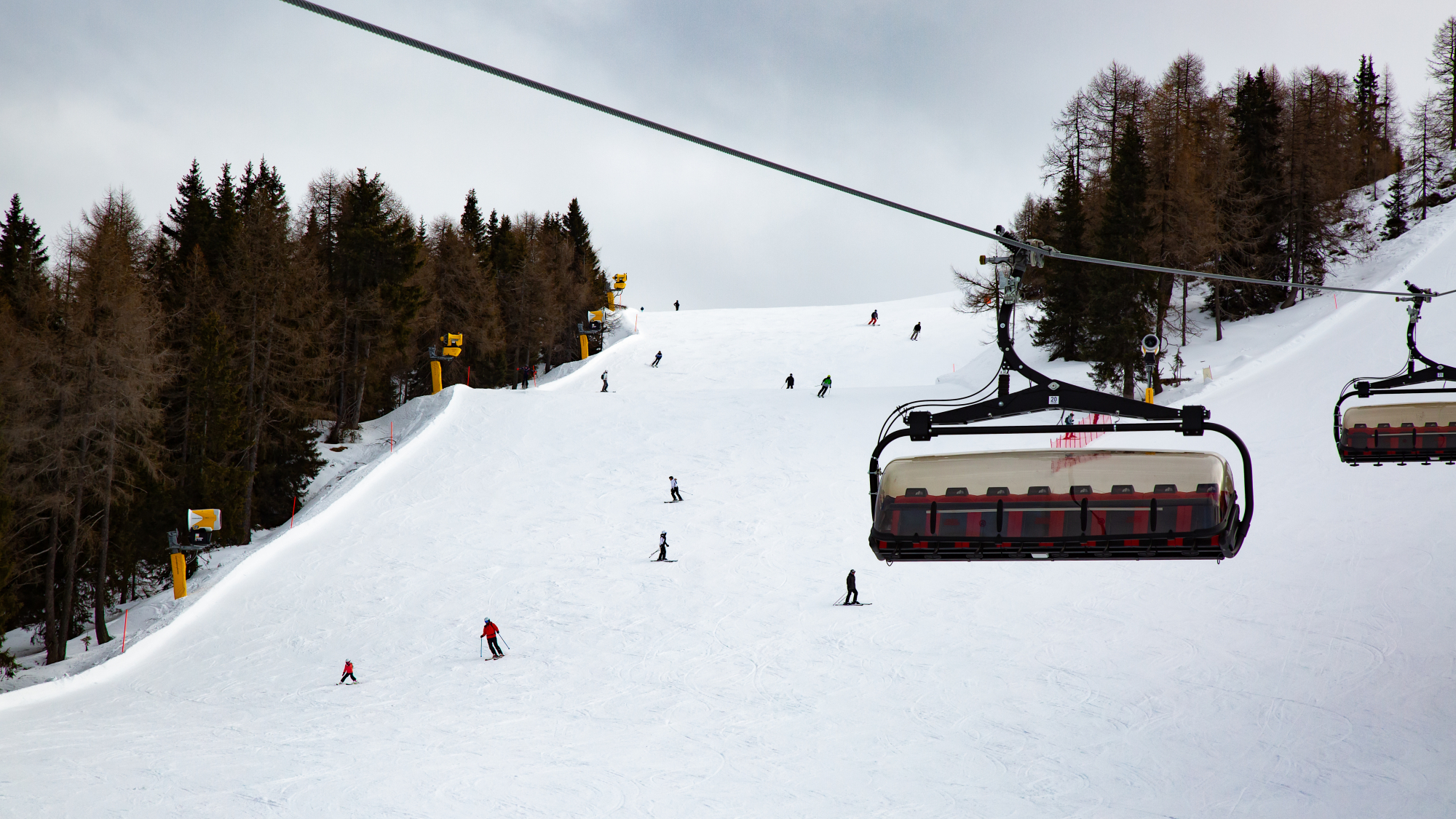  Im Hasenköpfl-Sessellift (Baujahr 2019) mit Blick auf die Piste Nr. 16 
