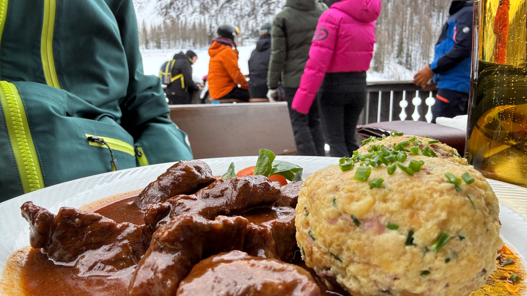 Rindsgulasch auf der Rudi Hütte (Rifugio Rudi) im Gebiet Rotwand