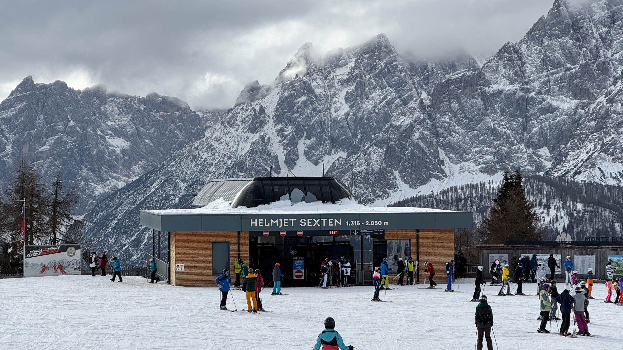 Der Helmjet führt auf 2.050 Meter Höhe mitten ins das Skigebiet