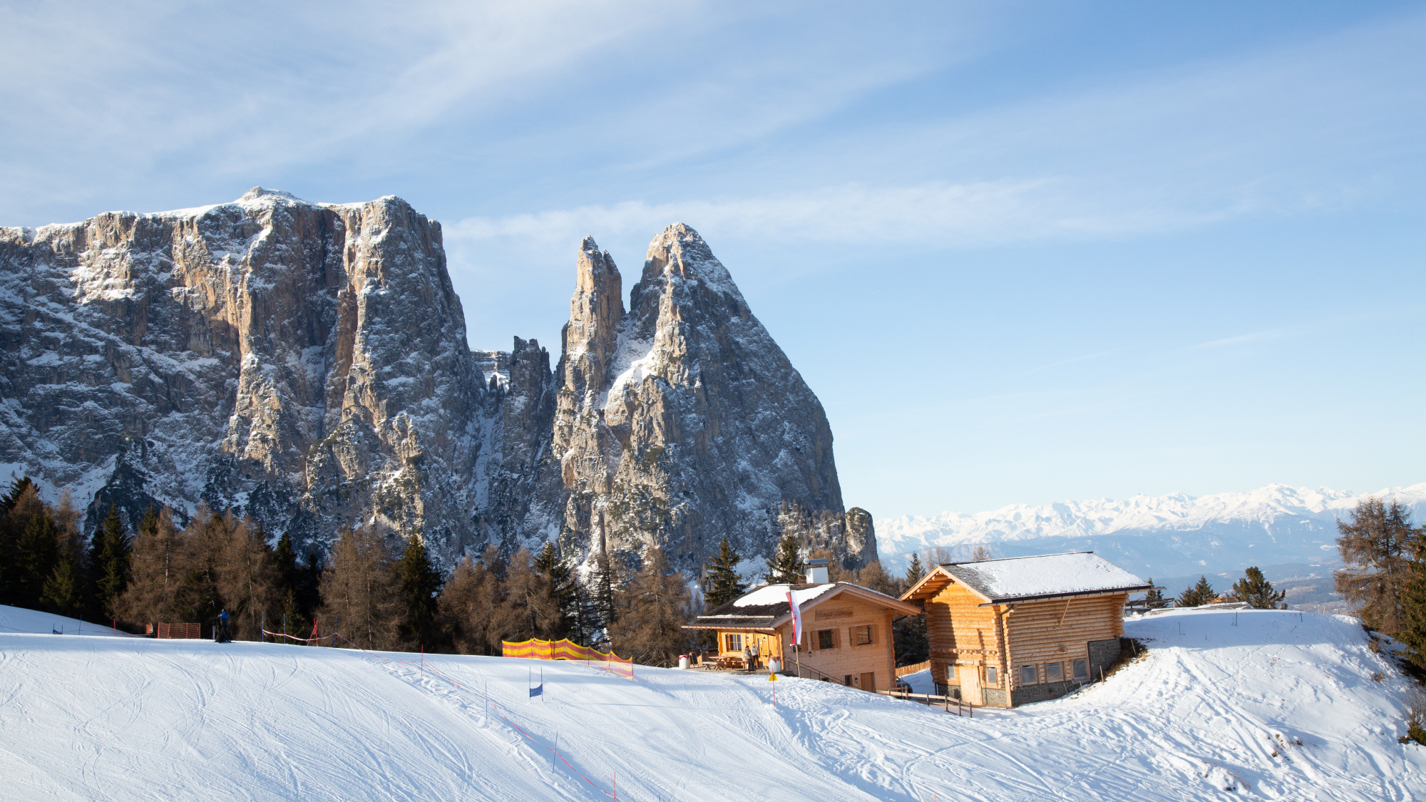 Spektakulärer Ausblick auf die Rungger Schwaige vor der Kulisse des Schlern-Gebirgszugs