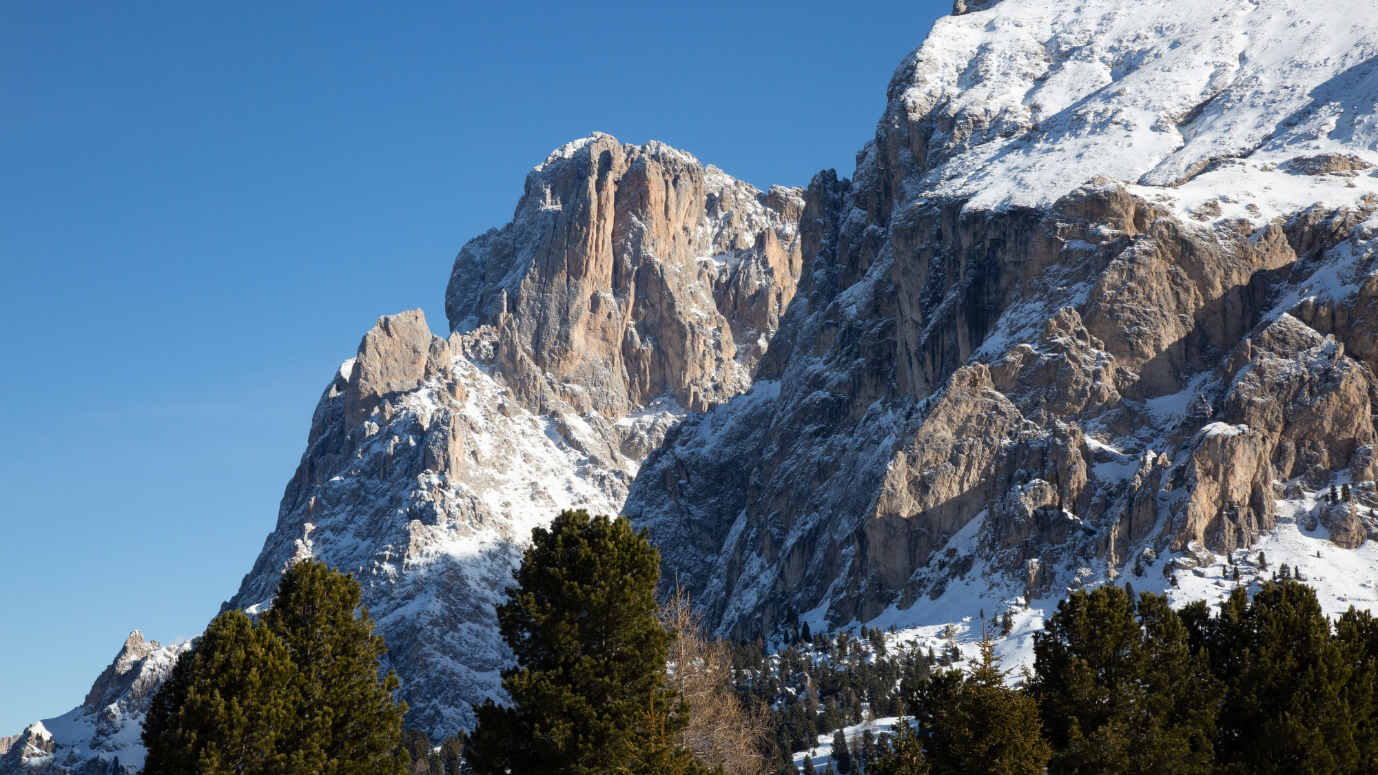 Die beeindruckenden Berge der Dolomiten begleiten die Wintersporler auf Schritt und Tritt