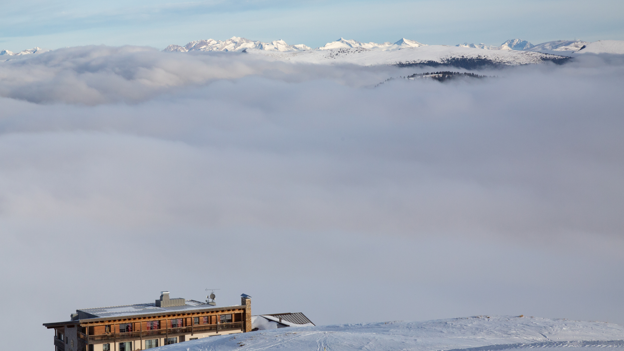 Dichte Wolkendecke über dem Hochplateau der Seiser Alm