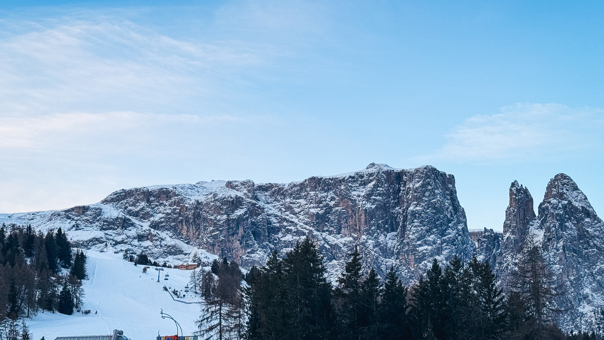 Blick auf die Talstation Laurin am Morgen