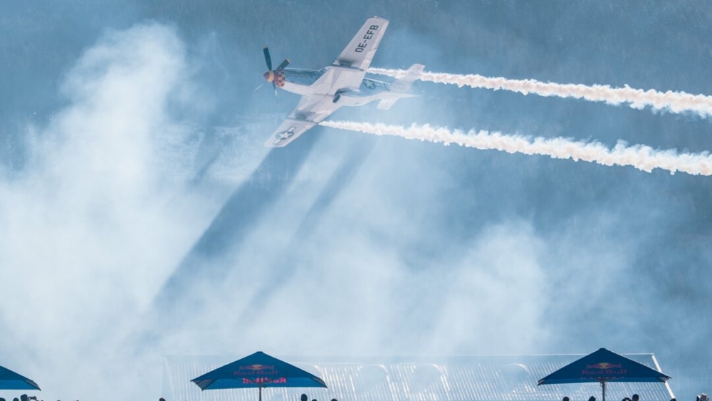 Flying Bulls Pilot Raimund Riedmann zog bei der spektakulären Flugshow seine Kreise in den Himmel