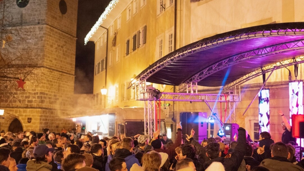 Perfekter Auftakt in ein actionreiches Wochenende bei der Warm-Up Party am Stadtplatz