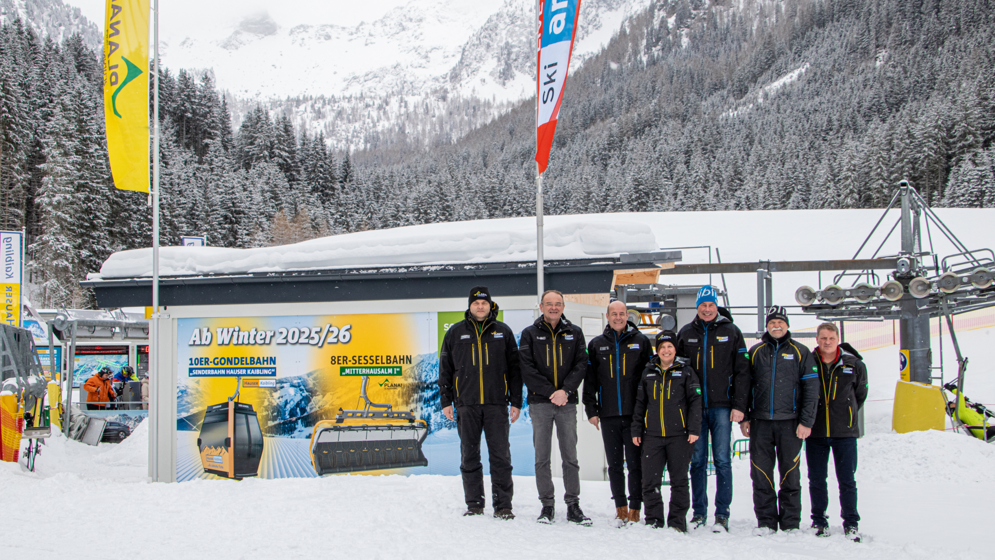Startschuss für ein neues Kapitel: Die Teams beider Skiberge freuen sich über die neuen Bahnen „Mitterhausalm I“ und „Senderbahn Hauser Kaibling“, die ab der Wintersaison 2025/26 ein komfortables Ski-Schaukeln ermöglichen werden. Personen