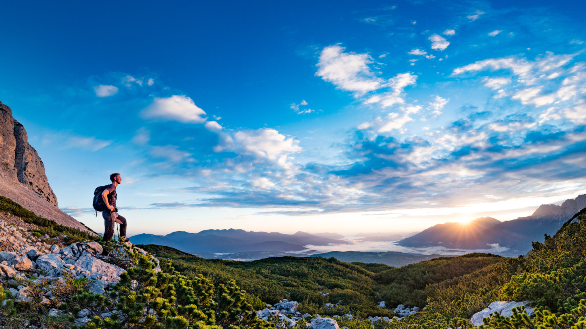 Wandern mit Aussicht auf die Orte Krün, Mittenwald und Wallgau in der Alpenwelt Karwendel
