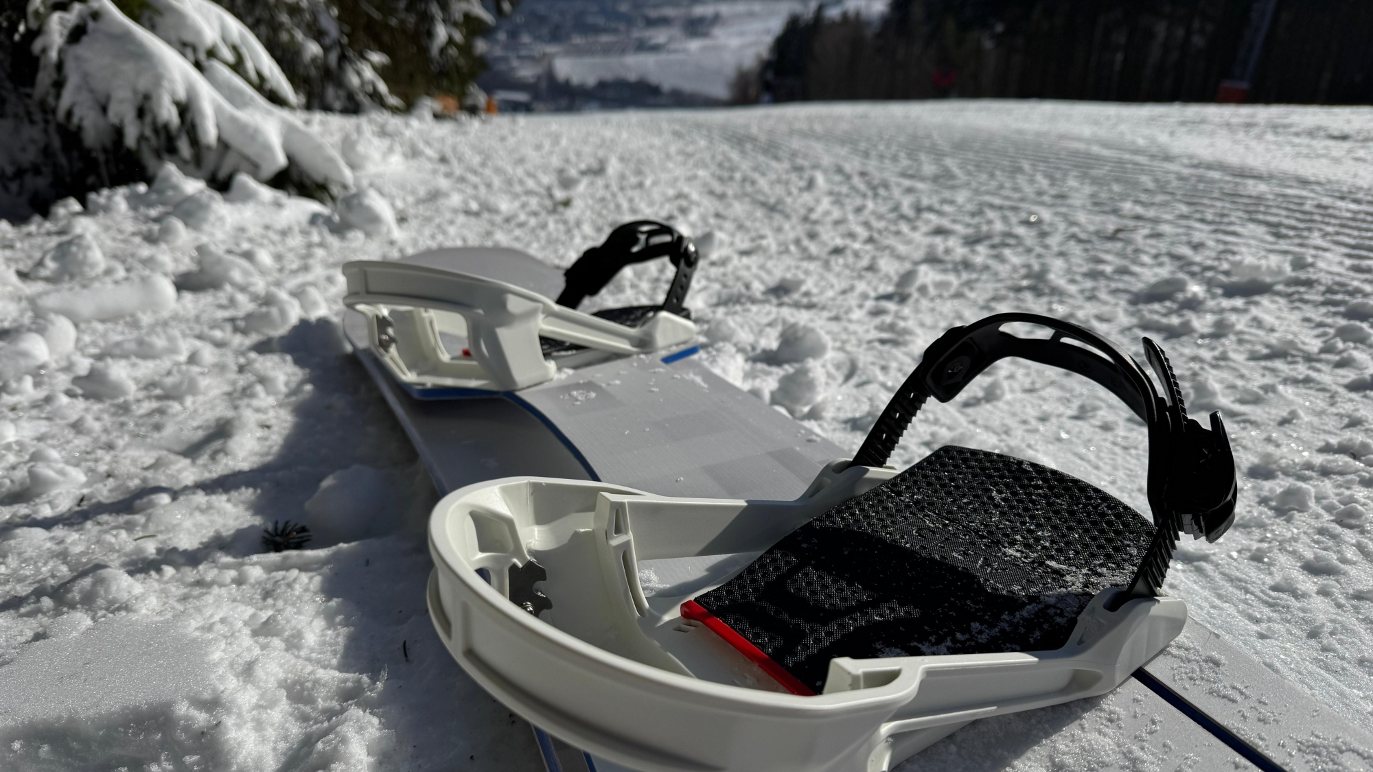 Die Clew Freedom 1.0 montiert auf einem Doubledeck-Snowboard