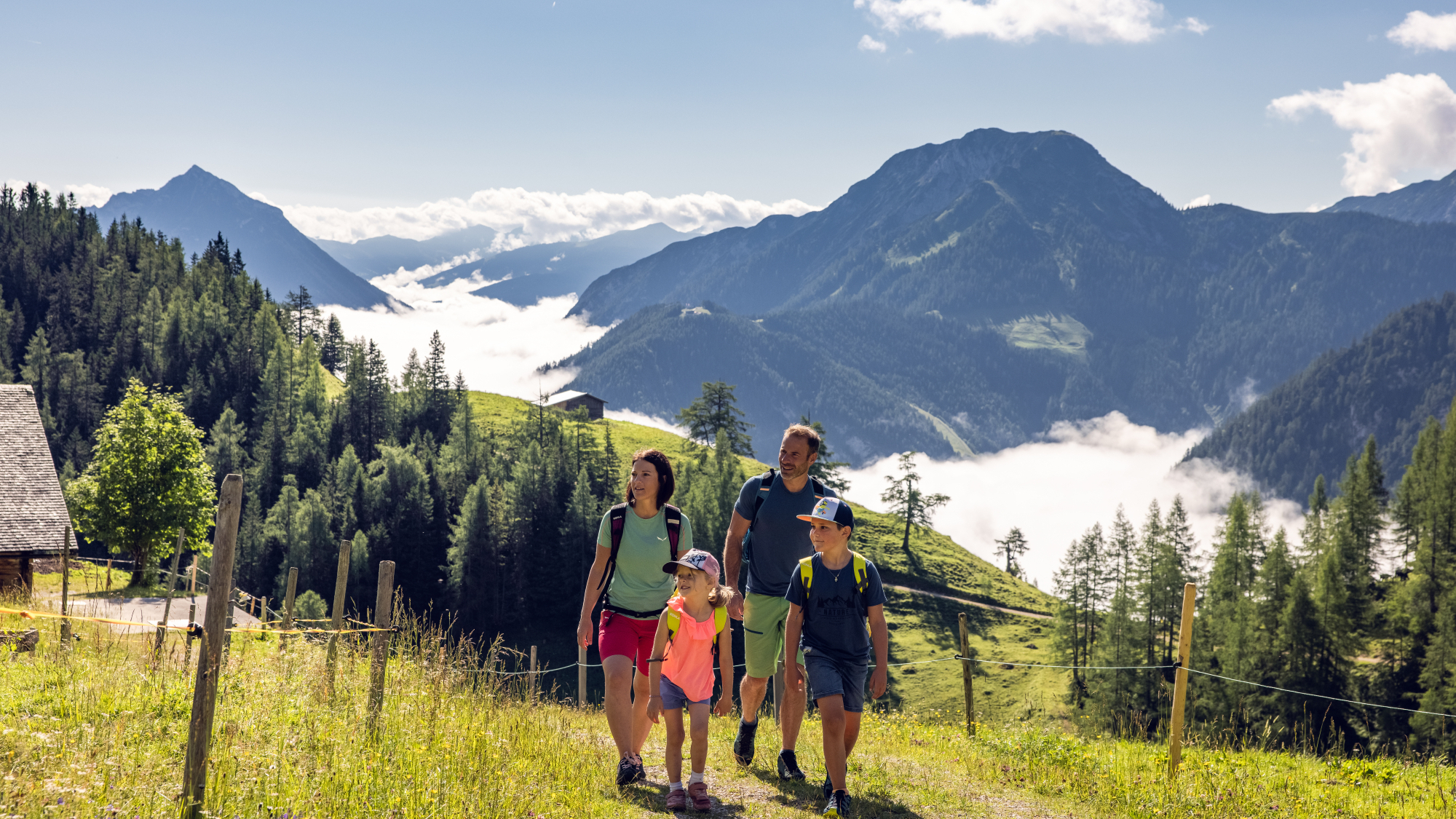 Das Karwendelgebirge, auf der westlichen Seite des Achensees, lädt Familien auf ein spannendes Wanderabenteuer ein.