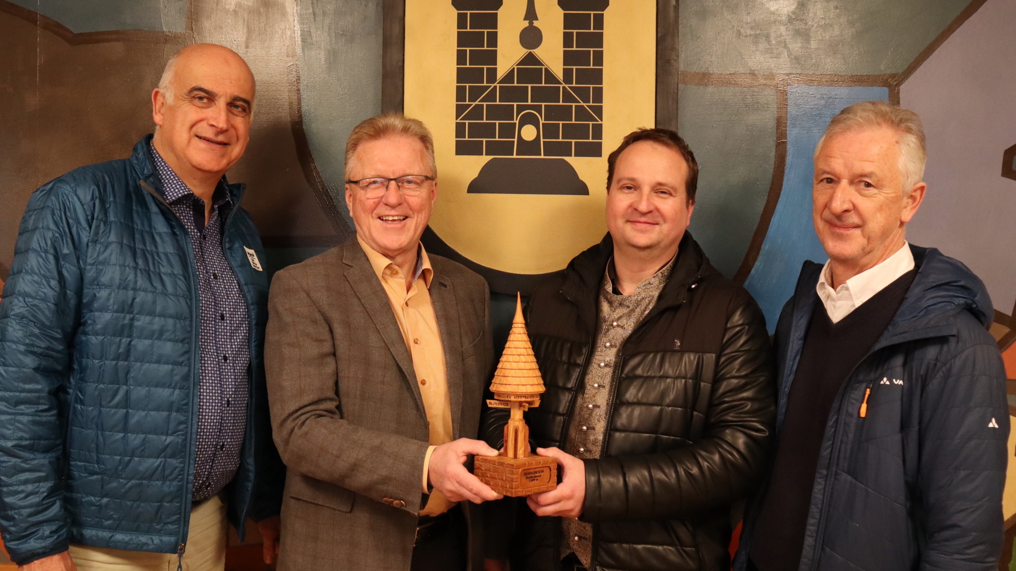 Im Bild (v. li. n. re.): Georg Overs, GF Region Villach; Ing. Reinhard Antolitsch, Bürgermeister Arnoldstein;  Andreas Blüm, GF und Mehrheitsgesellschafter Bergbahnen Dreiländereck; Dr. Erhard Juritsch, Bergbahnen Dreiländereck