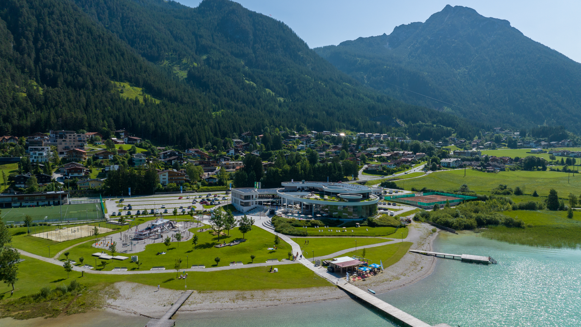Eine Luftaufnahme der Außenansicht des Atoll Achensee in Maurach im Sommer.