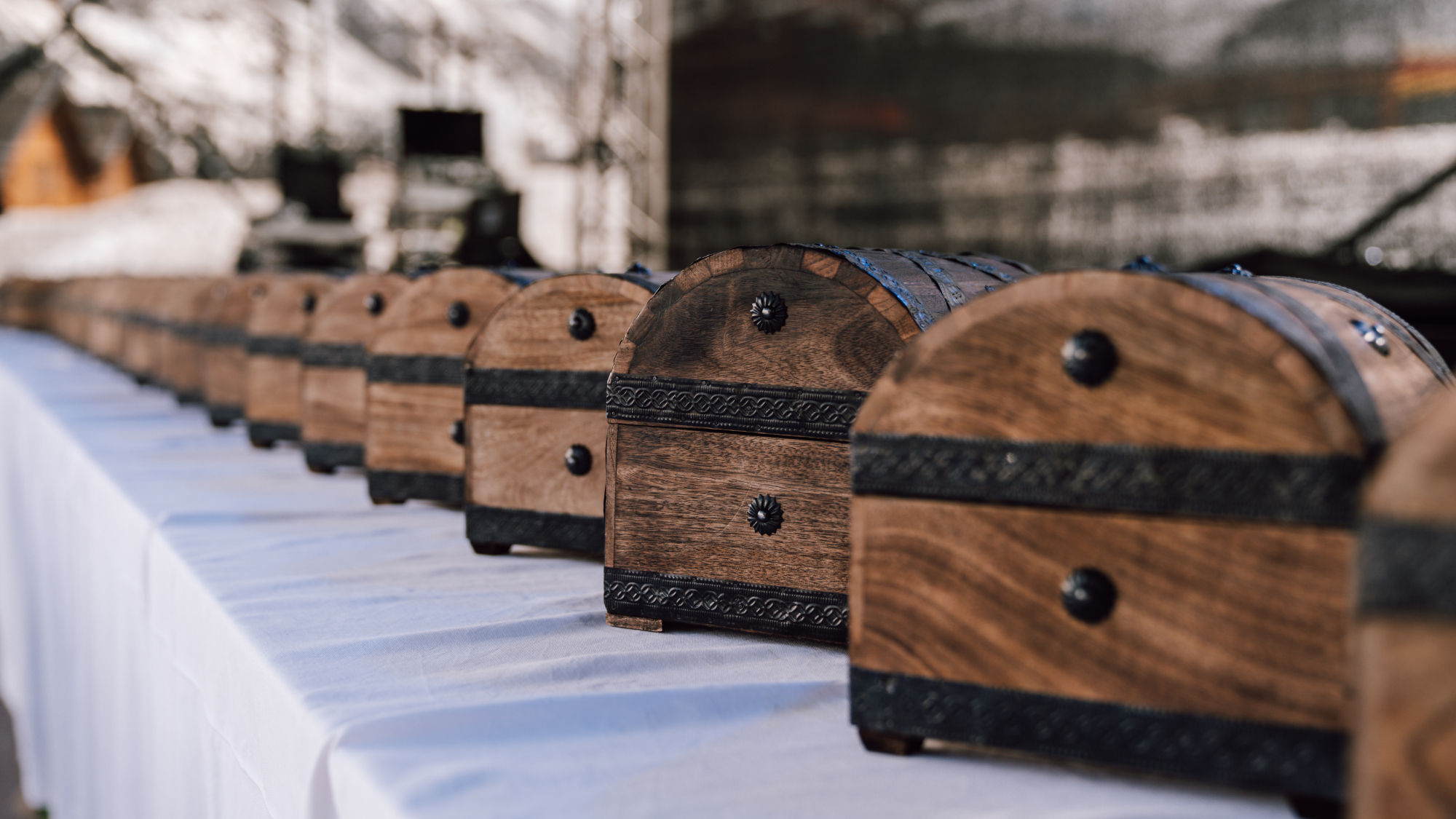 Schatztruhen vor ihrer Öffnung beim Gamsleiten Kriterium 2024