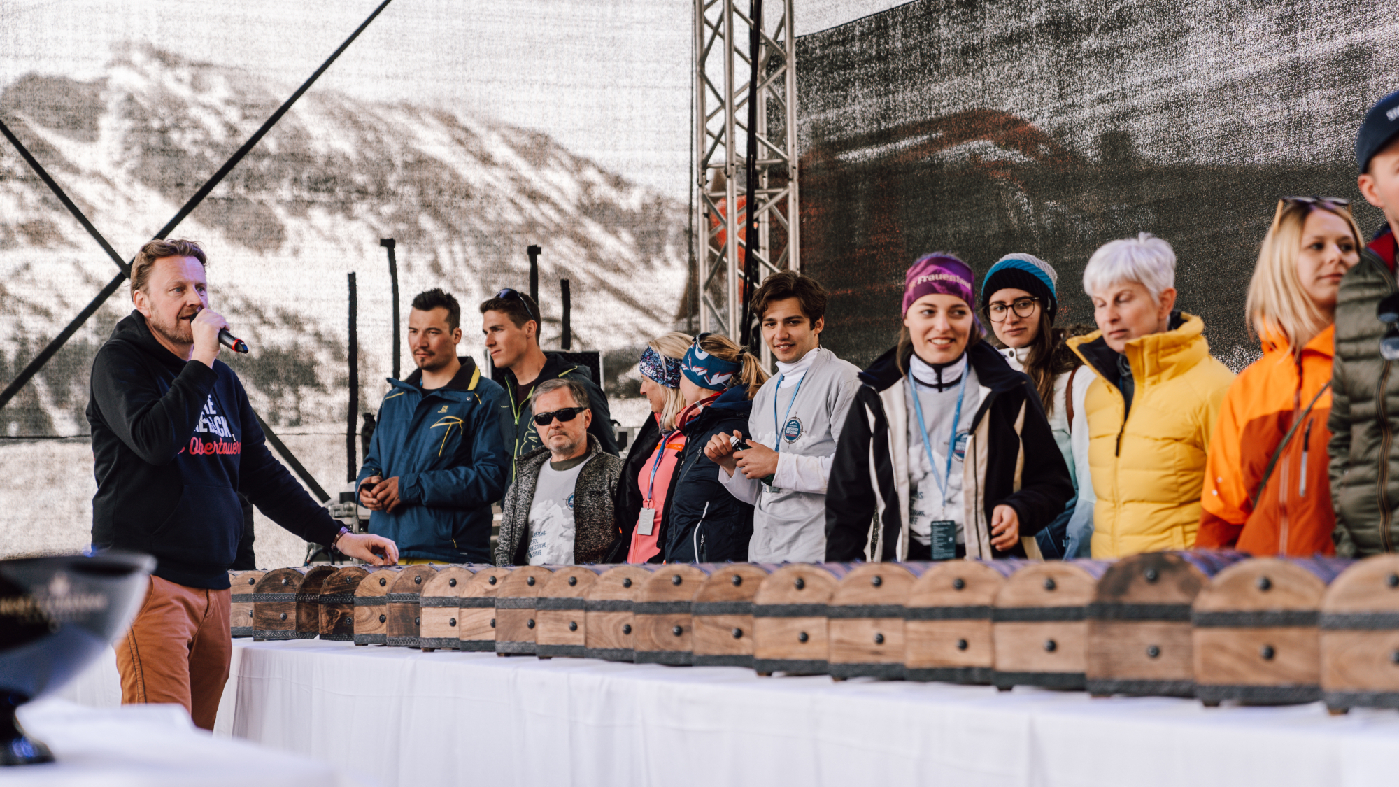 Schatztruhen vor ihrer Öffnung beim Gamsleiten Kriterium 2024