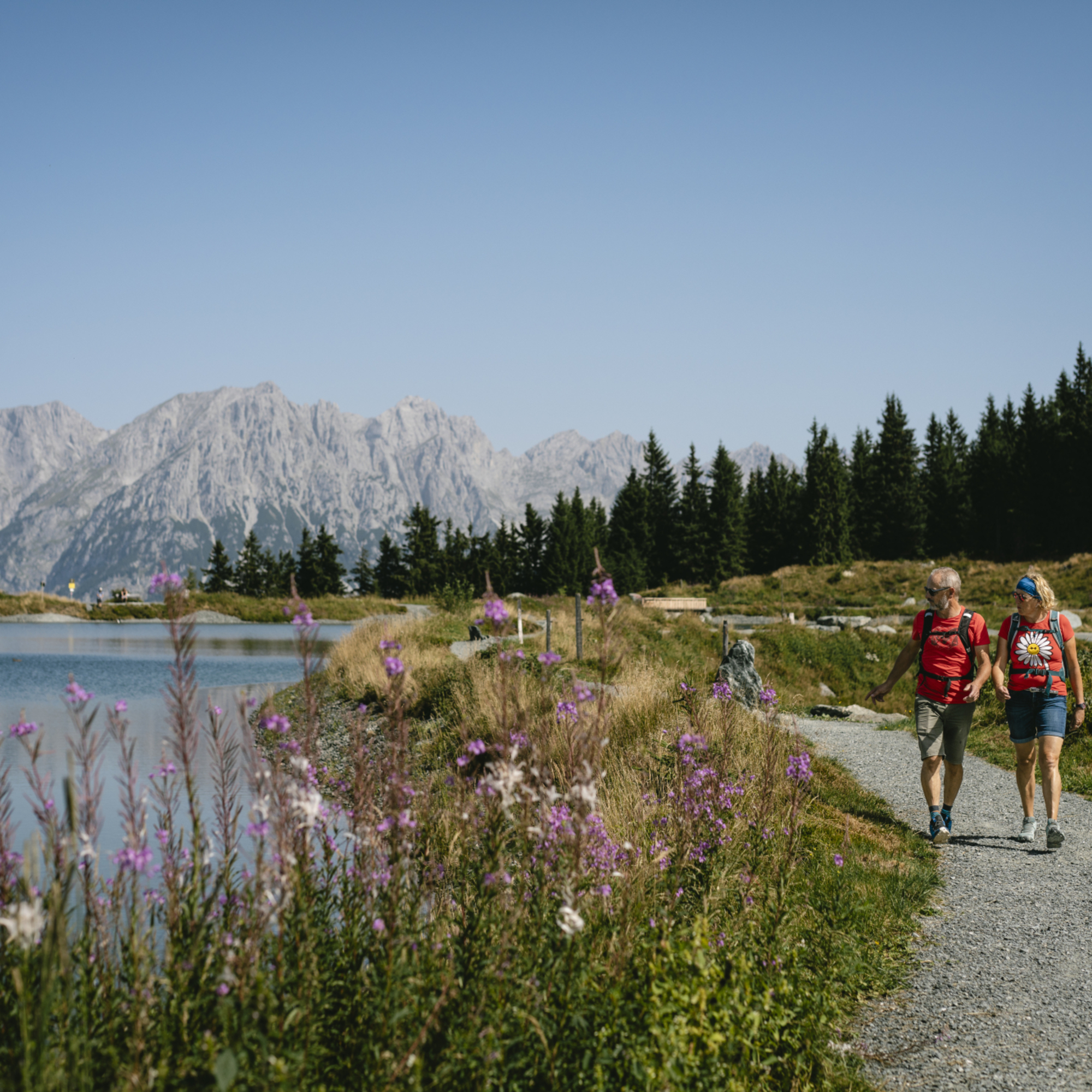 Wanderer am Tanzbodensee mit Blick auf den Wilden Kaiser