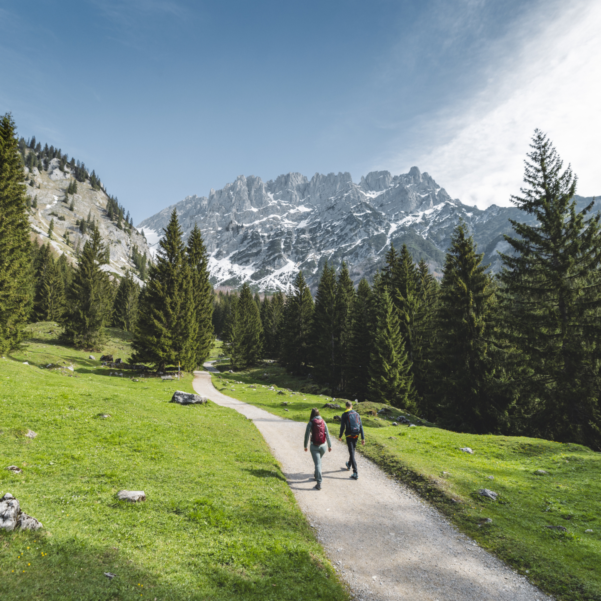Wandern im Frühling in der Region Wilder Kaiser