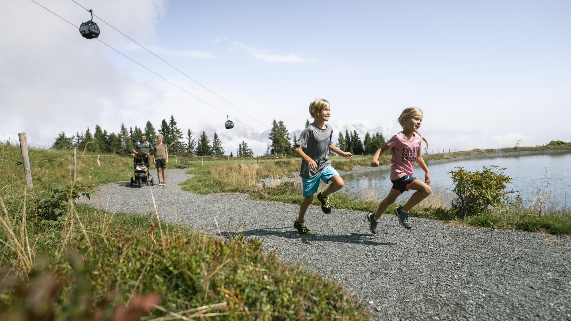 Familie wandert unterhalb der Hartkaiserbahn in Ellmau