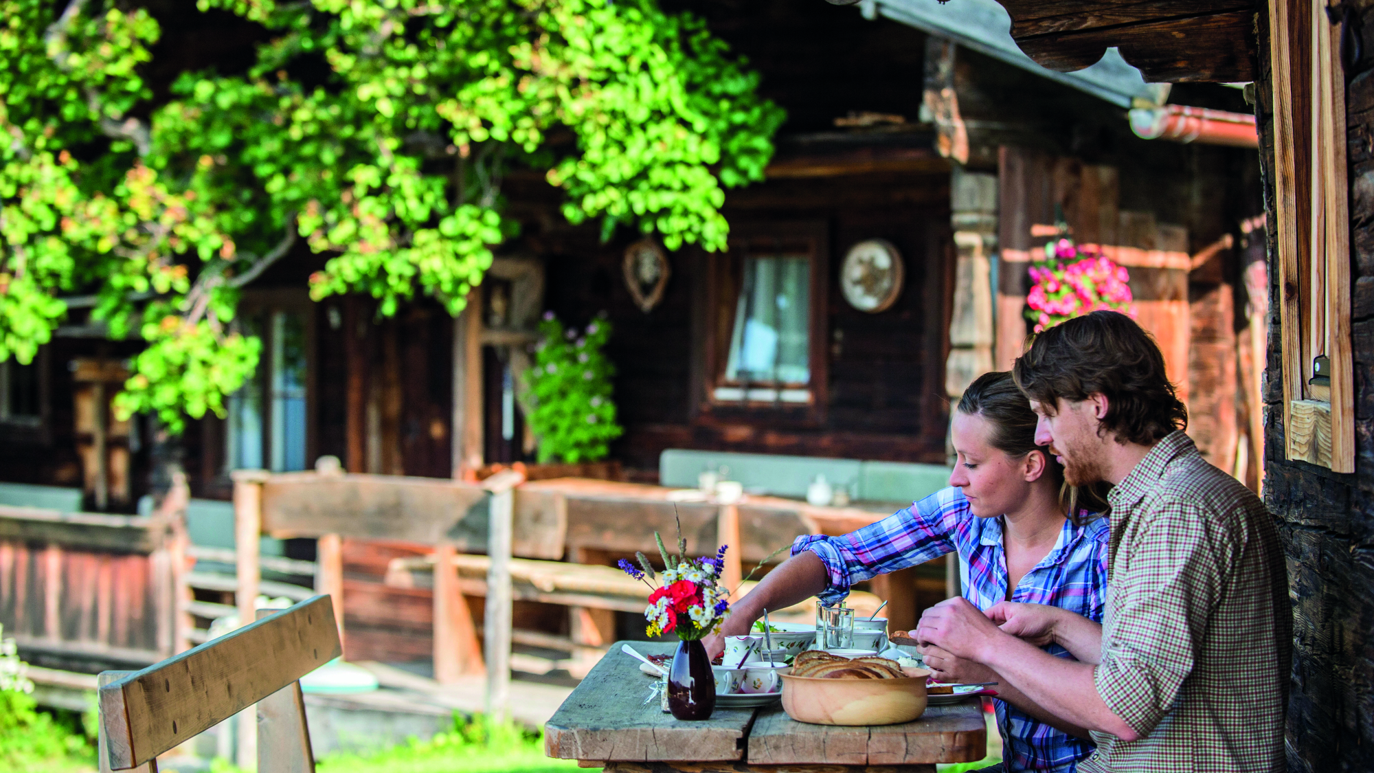 Frühstück am Berg auf der Hinterschießling Alm in der Region Wilder Kaiser