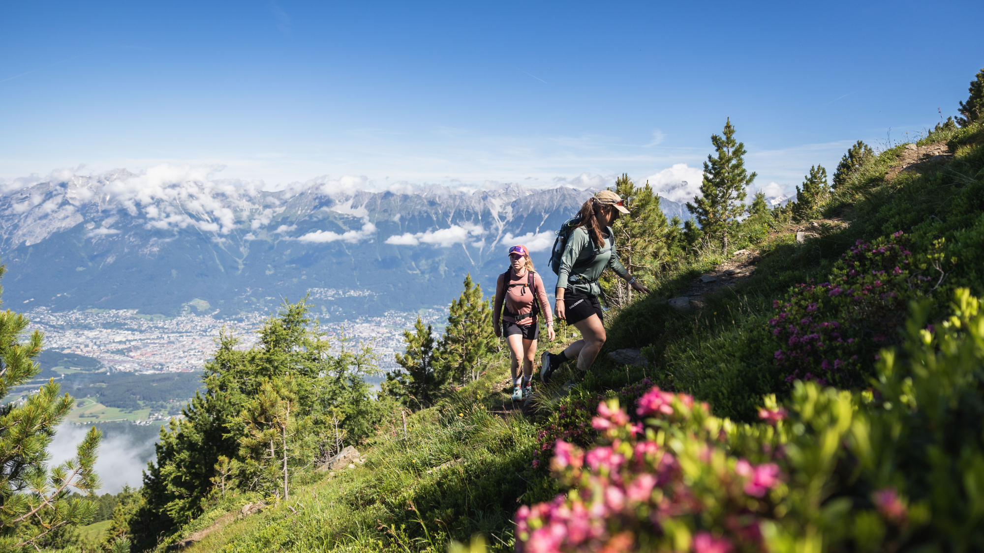 Wandernd, wie hier auf Innsbrucks Hausberg Patscherkofel, lässt sich die alpine Frische am besten genießen.