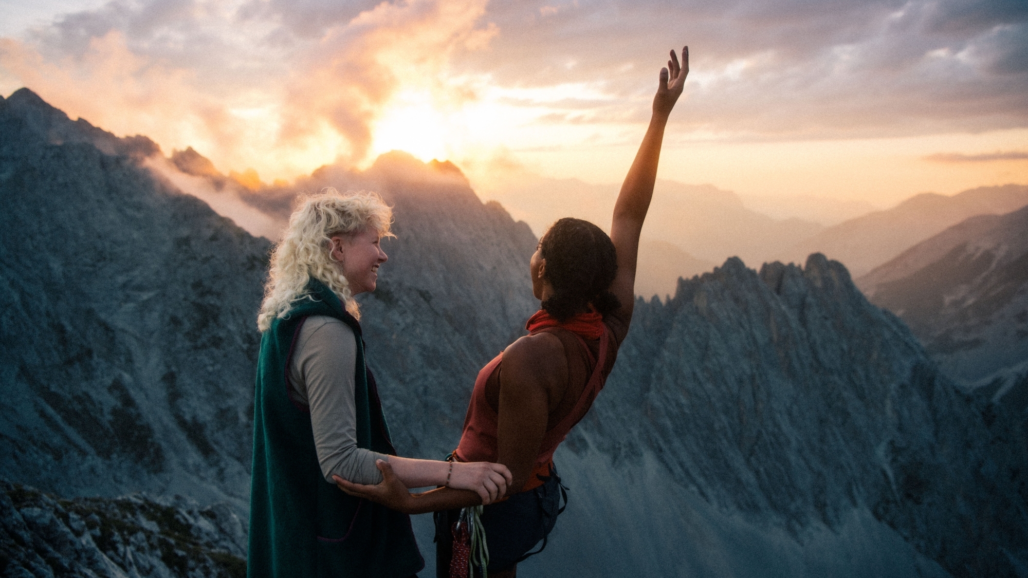 Gemeinsam ins Tiroler Gipfelglück bei Sonnenaufgang