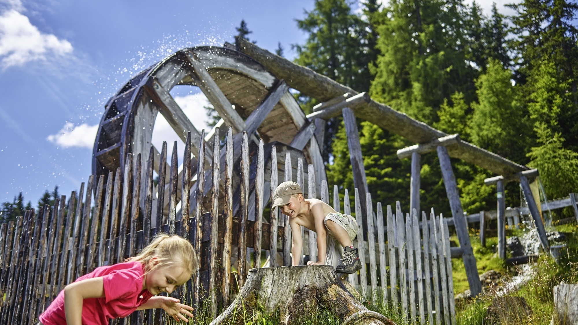 Das spritzige Zauberwasser und viele andere Erlebnisangebote auf der Muttereralm bieten Sommerfreuden für die ganze Familie.