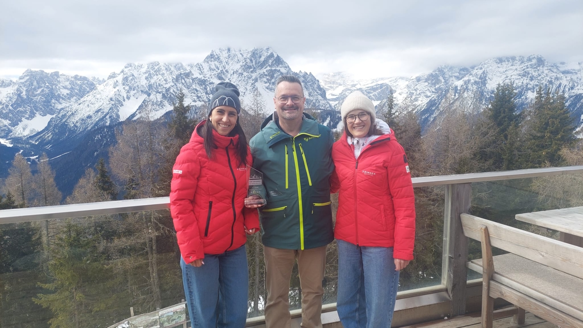 Links: Vera Schmied (Leitung Marketing & Vertrieb, CMO & CSO 3 Zinnen Dolomiten AG) / Mitte: Christopher Lahm-Wolter (Schneemenschen GmbH) / Rechts: Sophia Amhof (Marketing Communication 3 Zinnen Dolomiten AG)