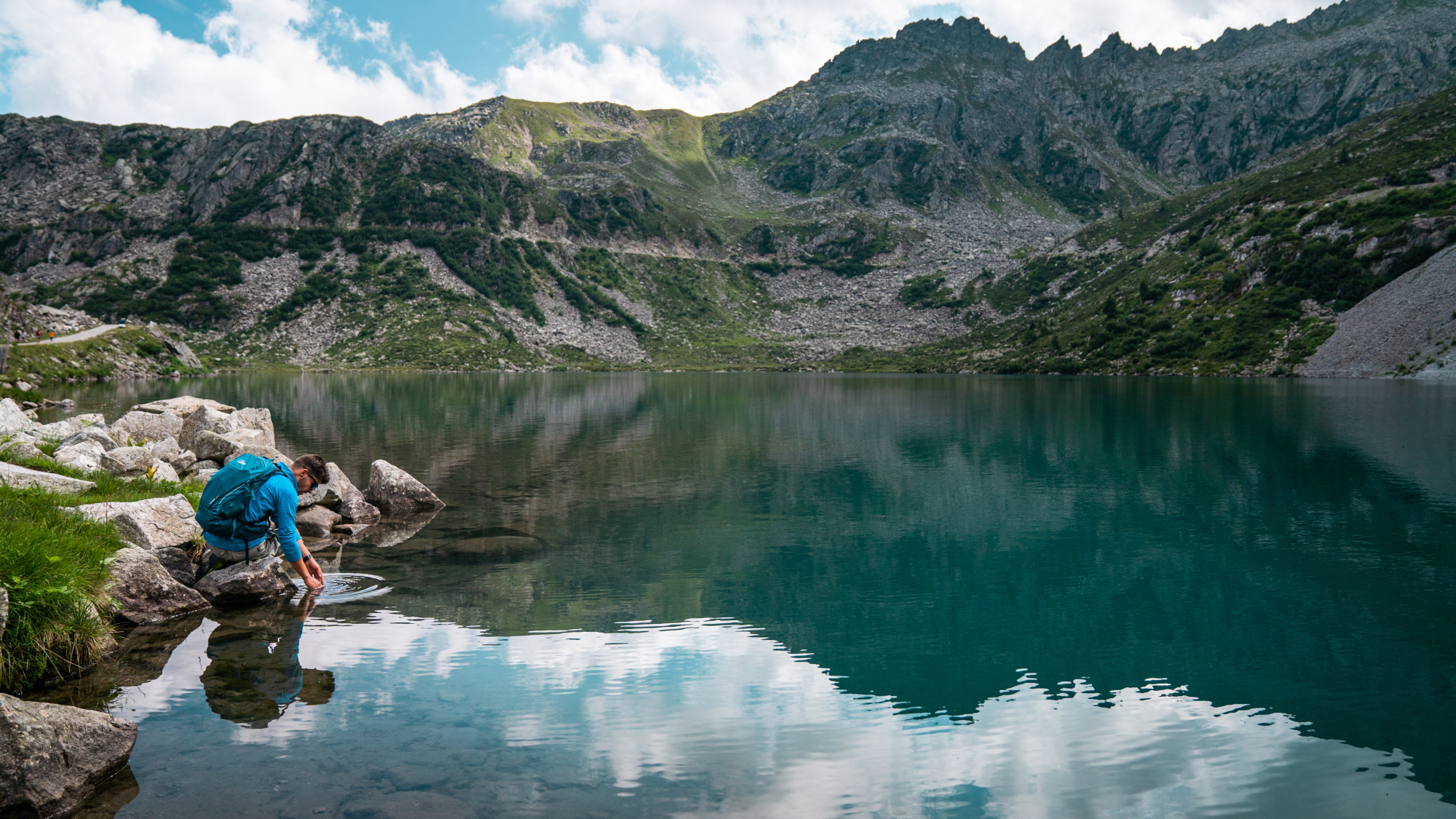 Erfrischung im klaren Bergsee