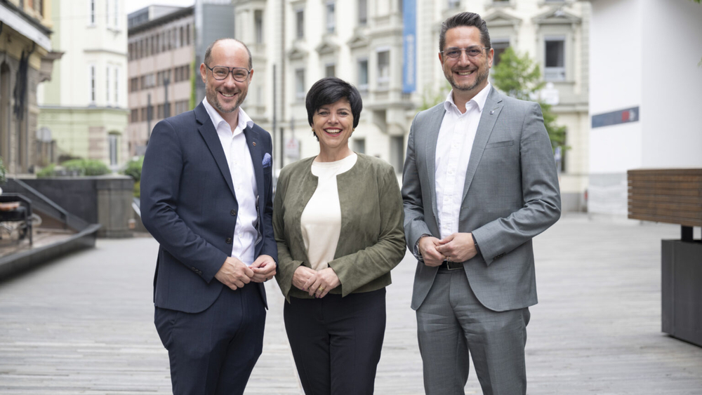 Tourismuslandesrat Mario Gerber, Karin Seiler (Geschäftsführerin der Tirol Werbung) und Alois Rainer (Spartenobmann Tourismus- und Freizeitwirtschaft Wirtschaftskammer Tirol, v.l.) zogen bei einer Pressekonferenz Bilanz über die Wintersaison 2024/25.