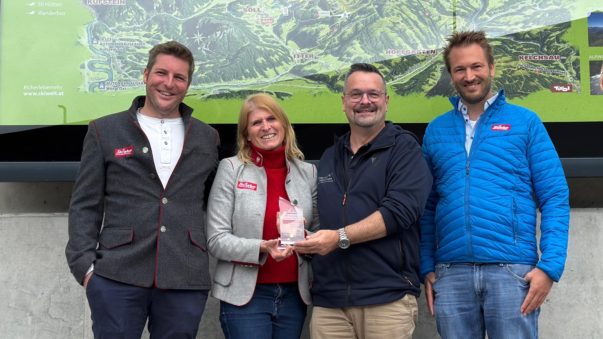 Links: Mario Gruber (Geschäftsführer Bergbahnen Söll); Mitte links: Anita Baumgartner (Marketingleitung SkiWelt Wilder Kaiser - Brixental Marketing GmbH); Mitte rechts: Christopher Lahm-Wolter (Schneemenschen GmbH); Rechts: Andreas Haselsberger (Geschäftsführer Bergbahnen Scheffau)