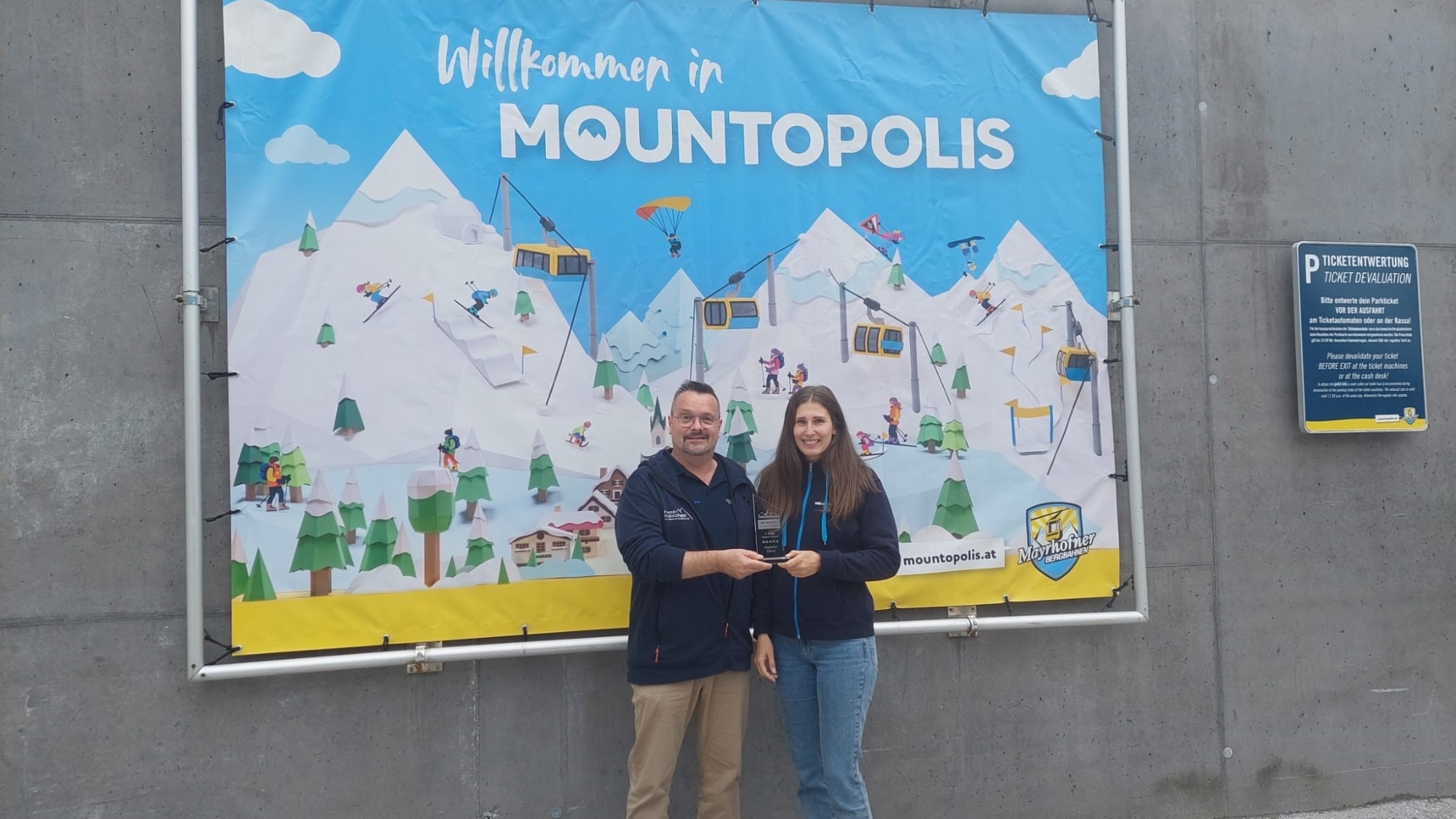 Links: Christopher Lahm-Wolter (Schneemenschen GmbH); Rechts: Anna Schneeberger (Leitung Marketing, Kommunikation & Produktentwicklung Mayrhofener Bergbahnen)