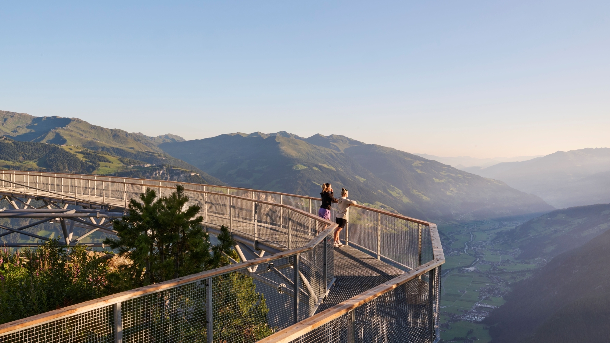 Die über 70 Meter lange GreifenBrücke schwebt frei über Mayrhofen und verspricht eindrucksvolle Perspektiven.