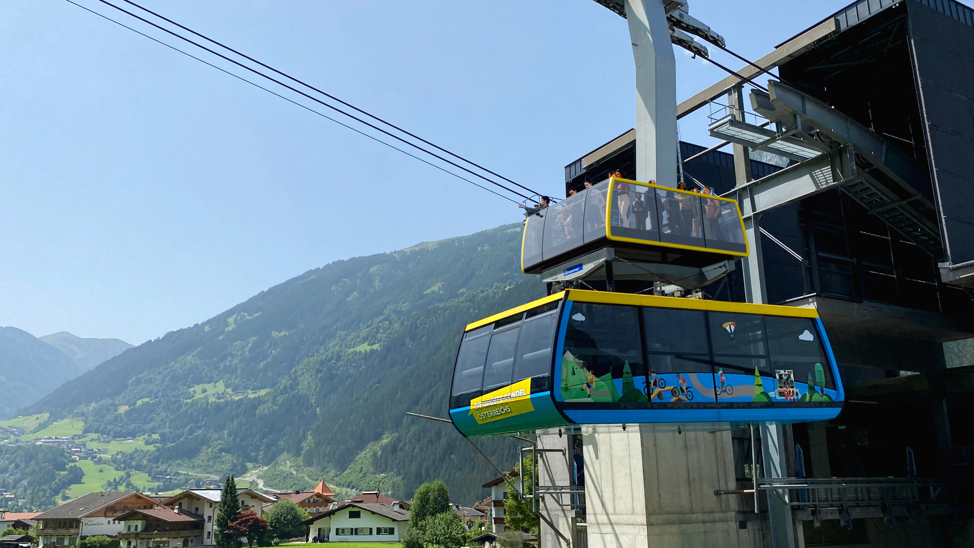 Beim SkyRide Ahorn genießen Gäste auf dem Dach der Ahornbahn ein außergewöhnliches Open-Air-Gondelerlebnis.