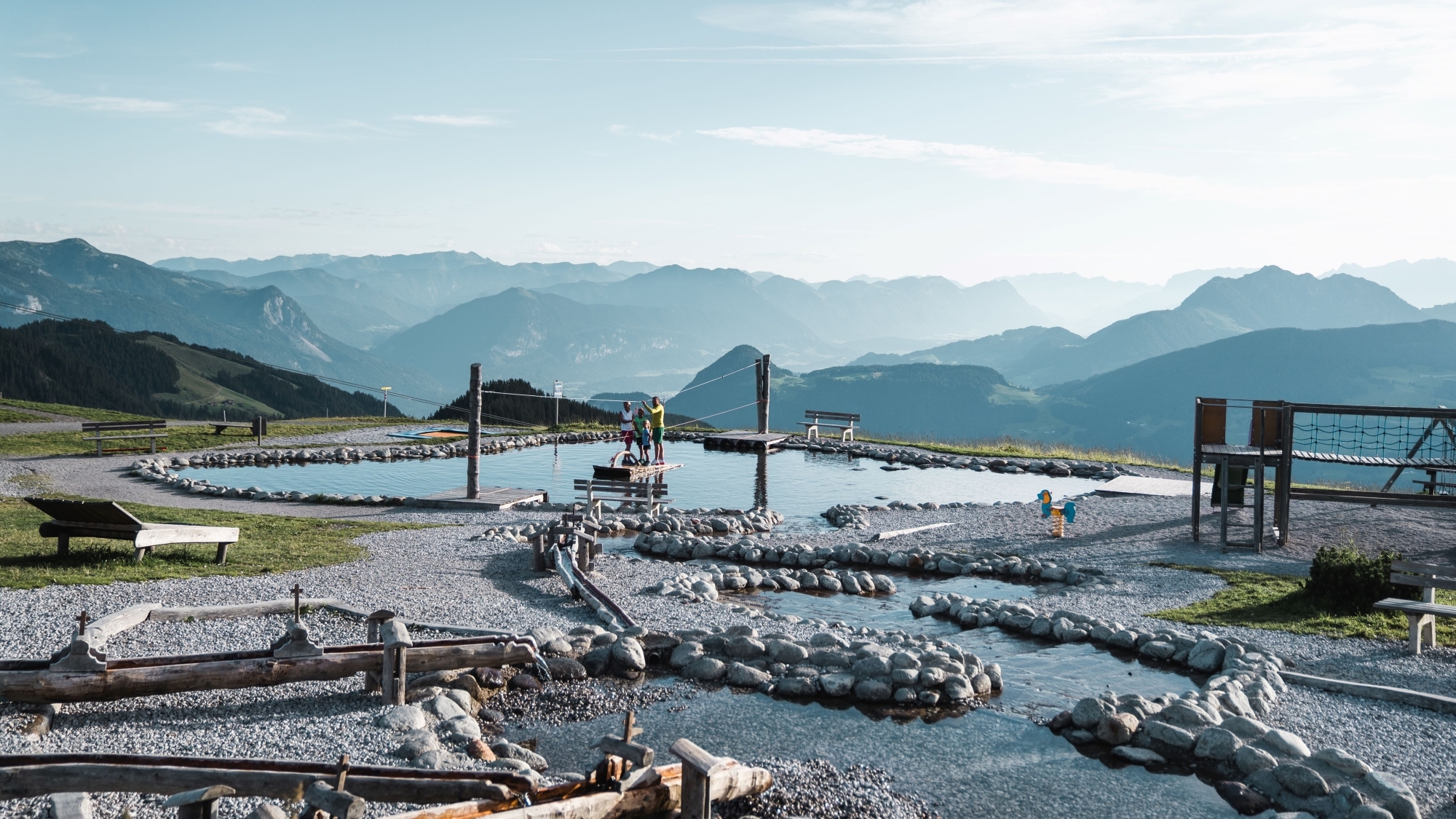 Hörspiel-Abenteuer am Spieljoch: Das interaktive Wanderabenteuer „Alwin in der Klemme“ nimmt Familien und Kinder ab 7 Jahren mit auf eine fantasievolle Reise.