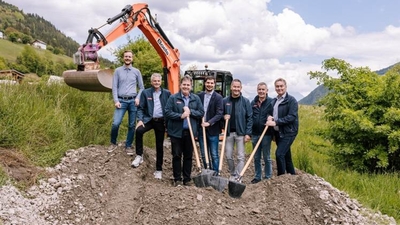 Spatenstich zur Erneuerung der Pitztaler Radwege (v.l.n.r. BM Johannes Reinstadler, TVB-Obm.-Stv. Othmar Walser, BM Josef Knabl, BM Patrick Holzknecht, TVB-Obm. Rainer Schultes, TVB-Obm.-Stv. Gerhard Haid, BM Elmar Haid)