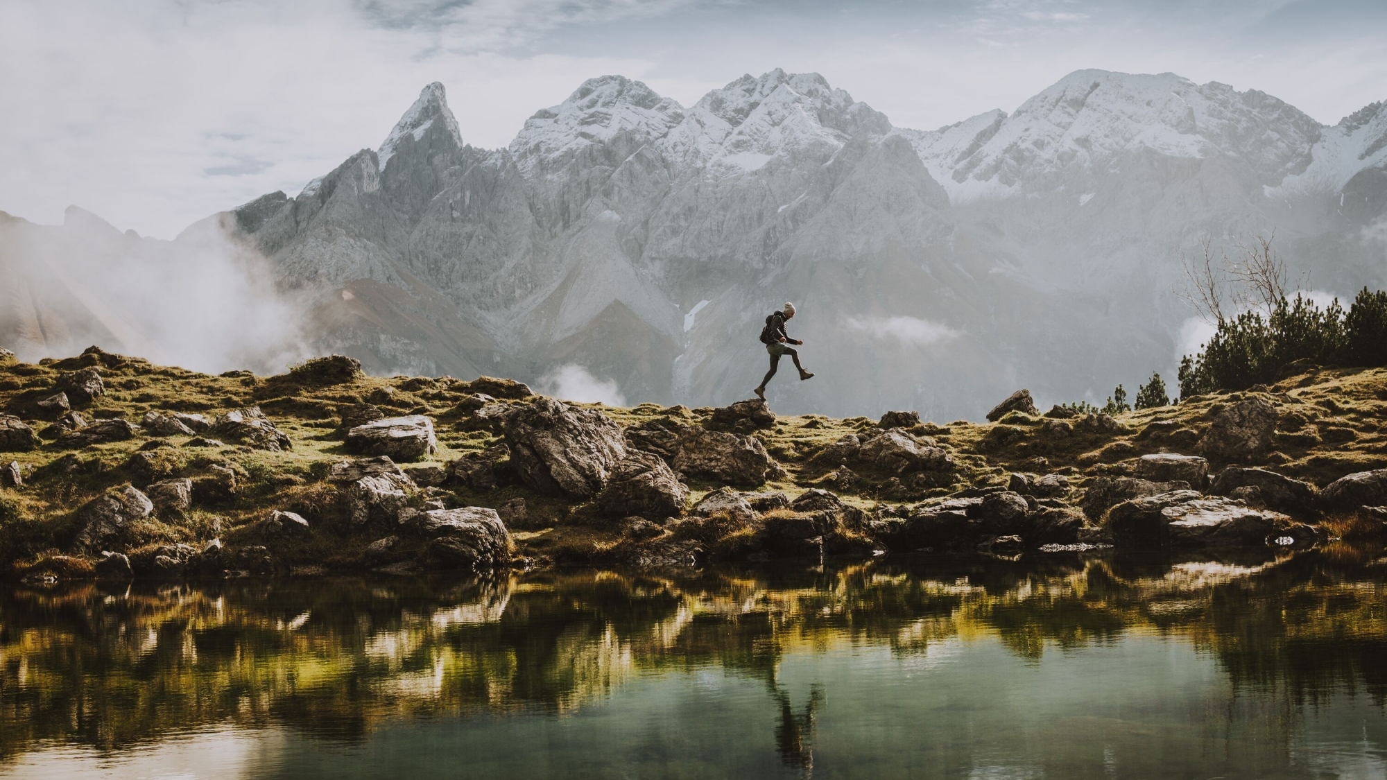 Wanderer an einem Bergsee im Allgäu