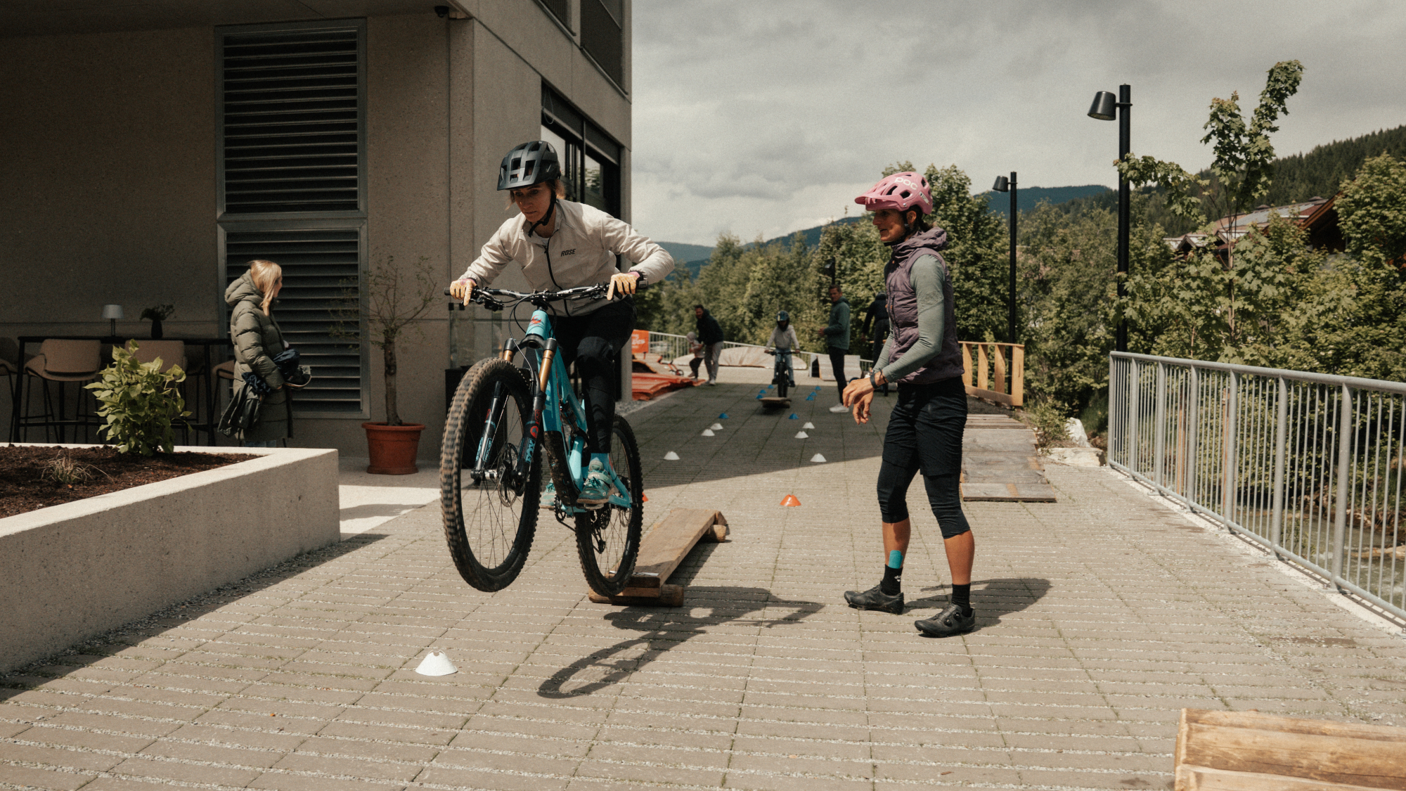 Biker bei der großen Neueröffnung des Dips&Drops