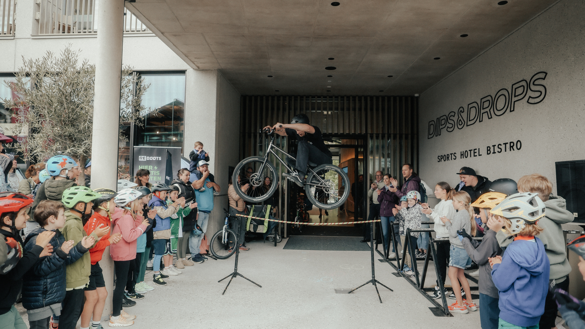 Tricks auf dem Bike bei dem Grand Opening des Dips&Drops