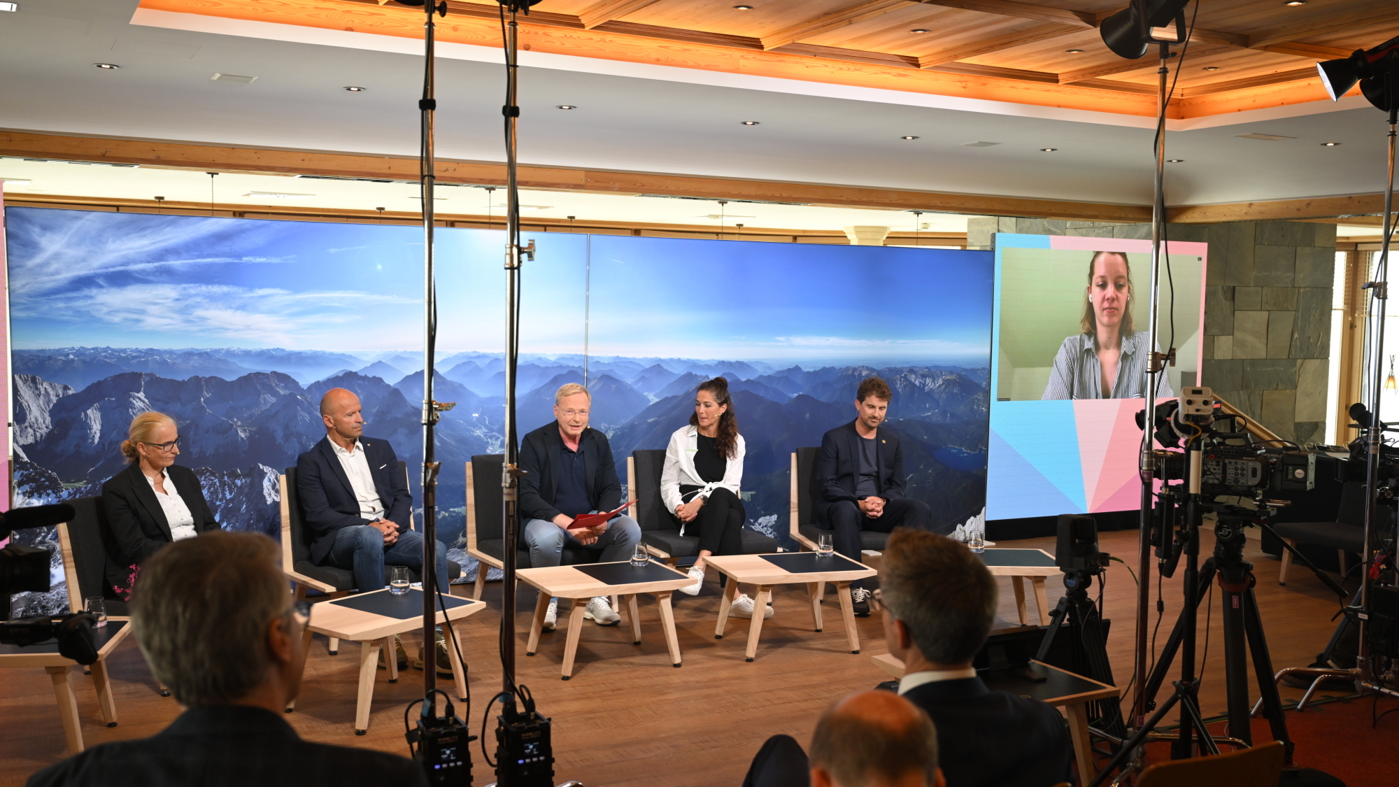 v.l.: Andrea Fischer (Glaziologin, Akademie der Wissenschaft), Hubert Siller (Leiter MCI Tourismus), Michael Irsperger (Moderator, ORF) Ursula Bittner (Wirtschaftsexpertin und Sprecherin bei Greenpeace), Clemens Matt (Generalssekretär des Österreichisches Alpenvereins ÖAV) und Carla Reemtsma (Fridays for Future Germany, LIVE zugeschaltet)