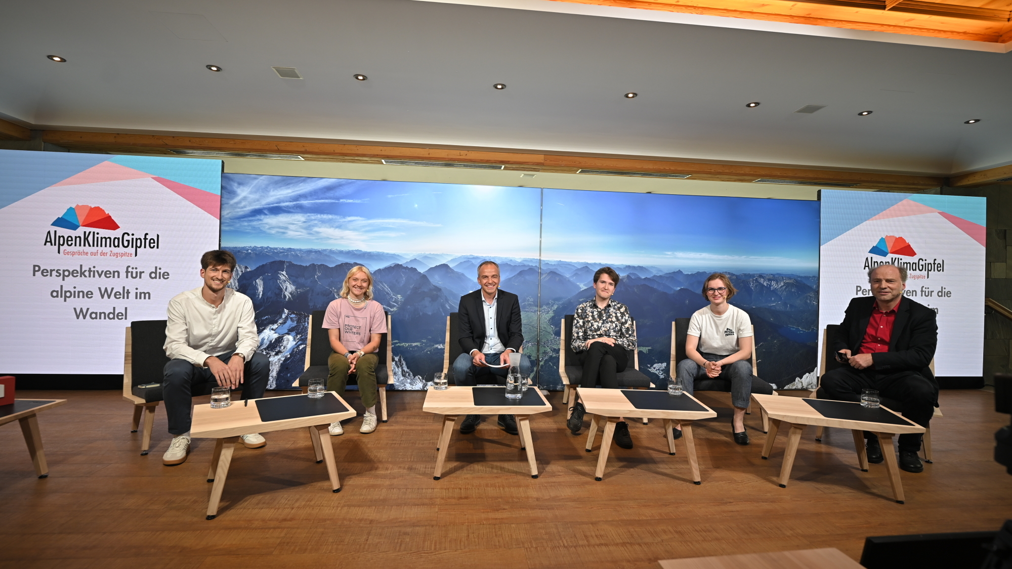 v.l.: Paul Koren (Freier Journalist, Klimageschichten für das DATUM Monatsmagazin), Raphaela Haselsberger (Protect our Winters), Georg Haas (Meteorologe und Moderator), Luca Barakat (Fridays for Future Germany), Laila Kriechbaum (Fridays for Future Austria) und Matthias Sutter (österreichischer Verhaltensökonom)