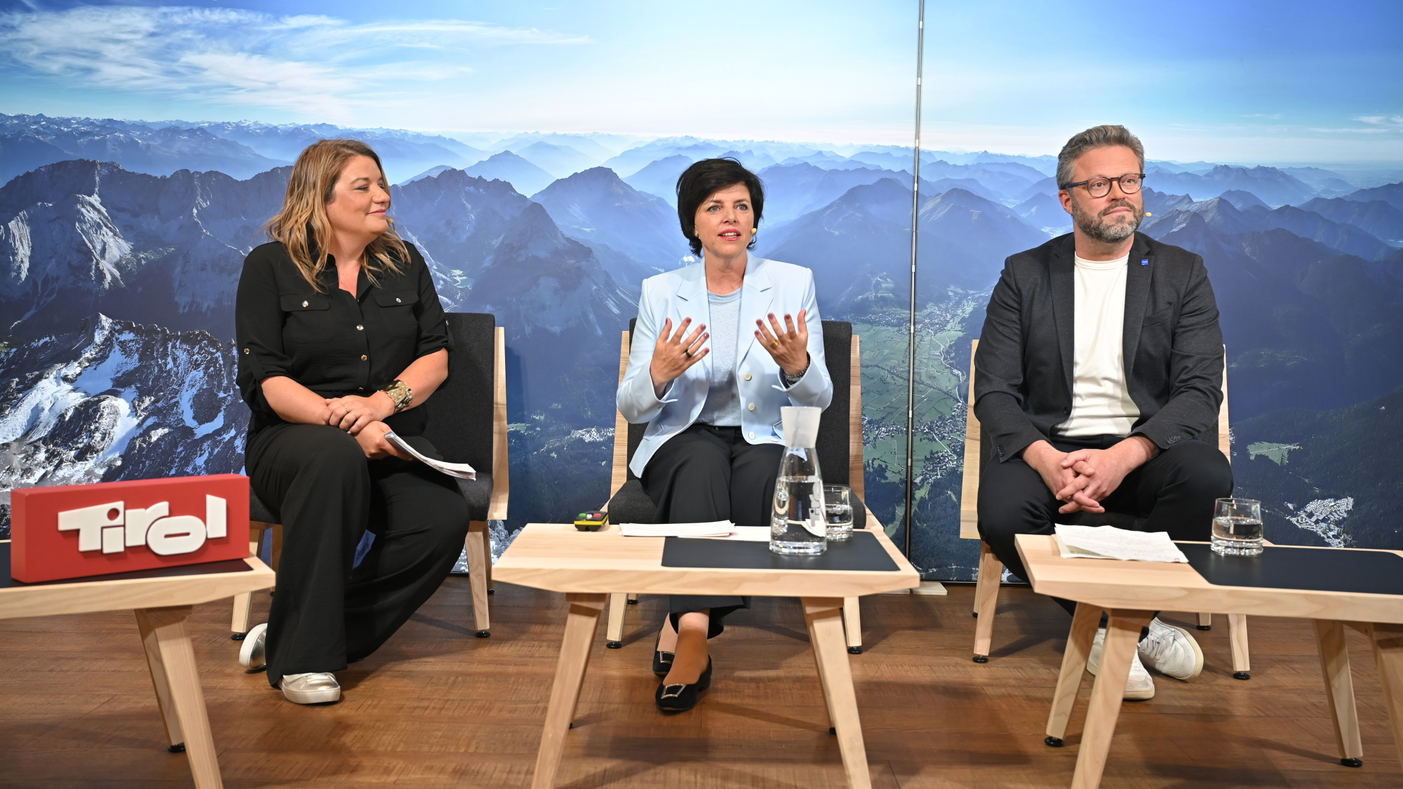 v.l.: Verena Schneider (Moderatorin), Karin Seiler (AlpNet-Präsidentin und Geschäftsführerin der Tirol Werbung) und Stefan Egenter (GF Allgäu GmbH)