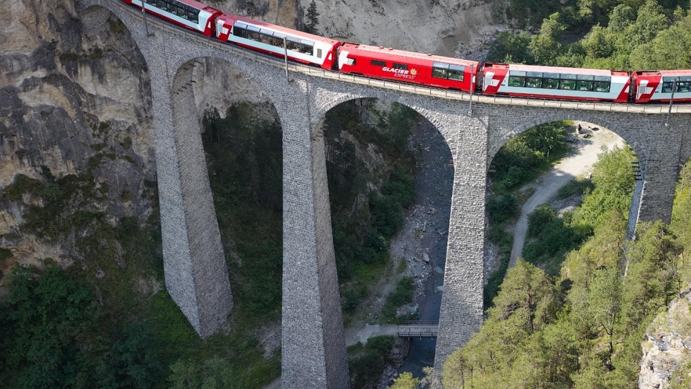 Das Landwasserviadukt bei Filisur gehört zu den Highlights auf der Fahrt mit dem Glacier Express