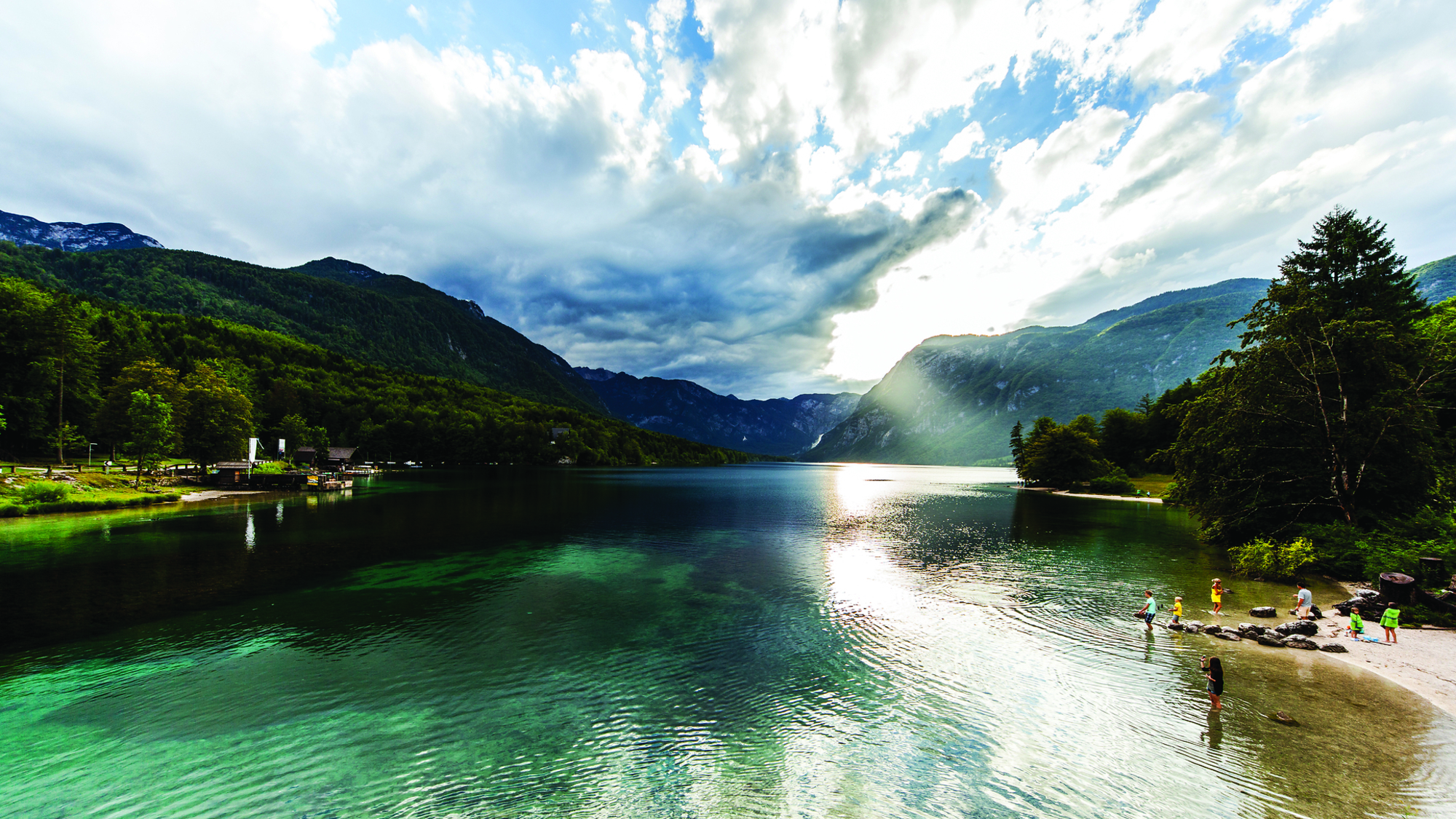 Glasklare Seen in atemberaubendem Bergpanorma: Bohinj See