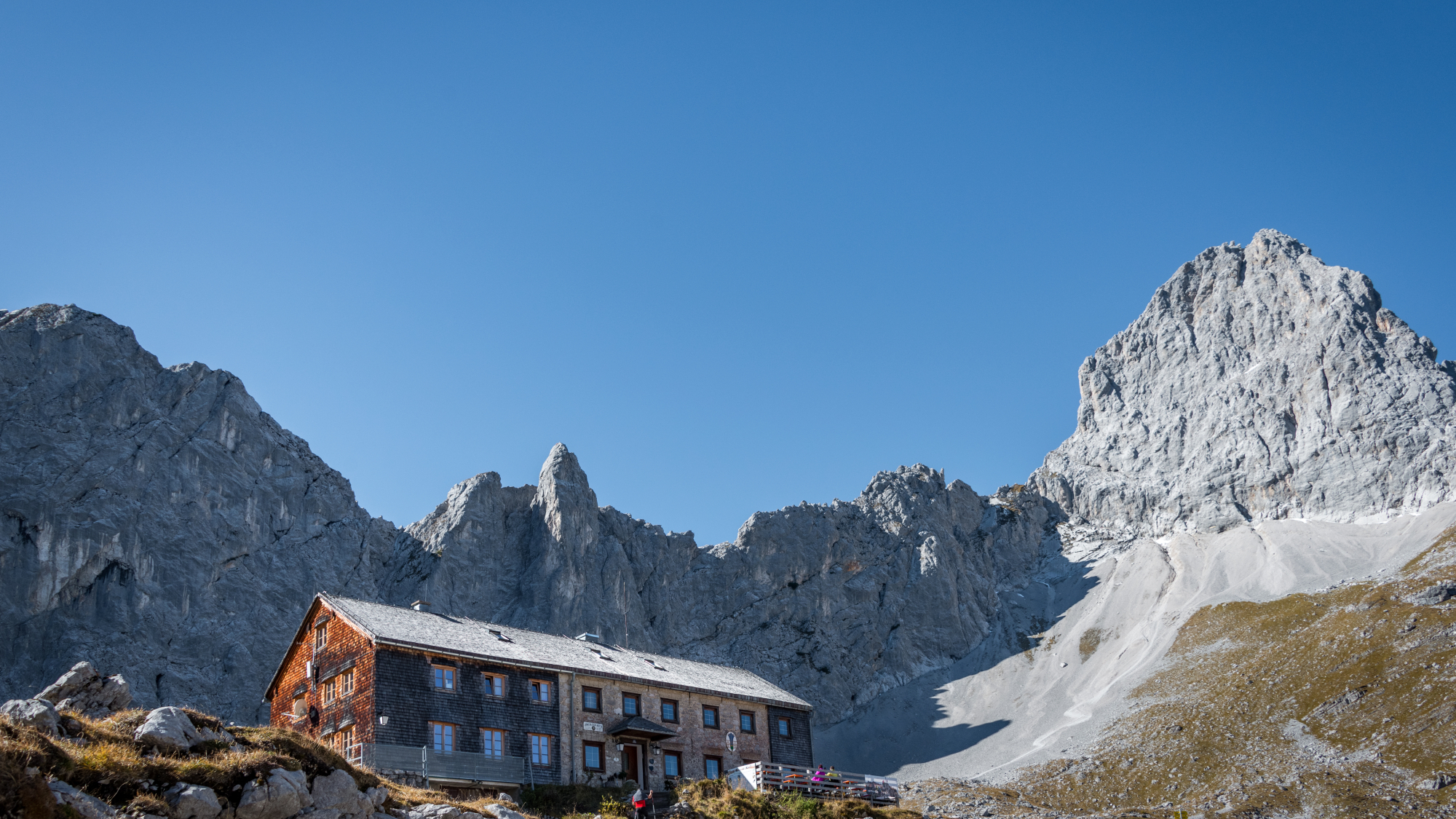 Eingebettet in die raue Kulisse des Karwendelgebirges: die Lamsenjochhütte