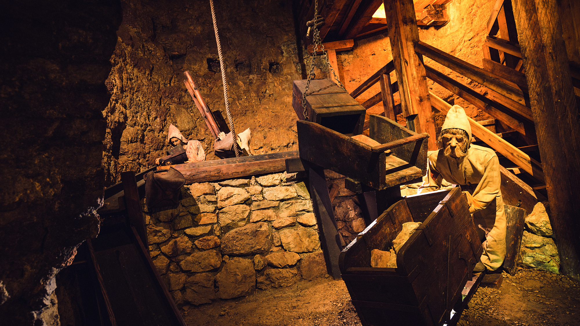 Mit der Grubenbahn tief hinein ins Silberbergwerk Schwaz – ein faszinierender Blick unter die Erdoberfläche und in Tirols Vergangenheit. 