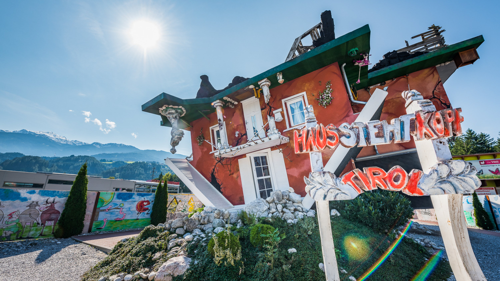 Im Tirolland in Terfens können gleich vier Attraktionen besucht werden: Haus steht Kopf