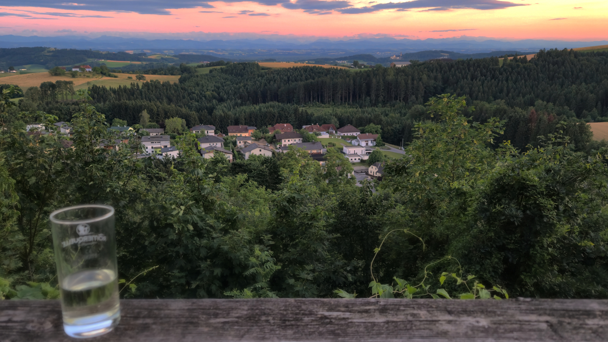 Der Ausblick vom Rastplatz an der Burg Kreuzen, perfekt um den Abend ausklingen zu lassen