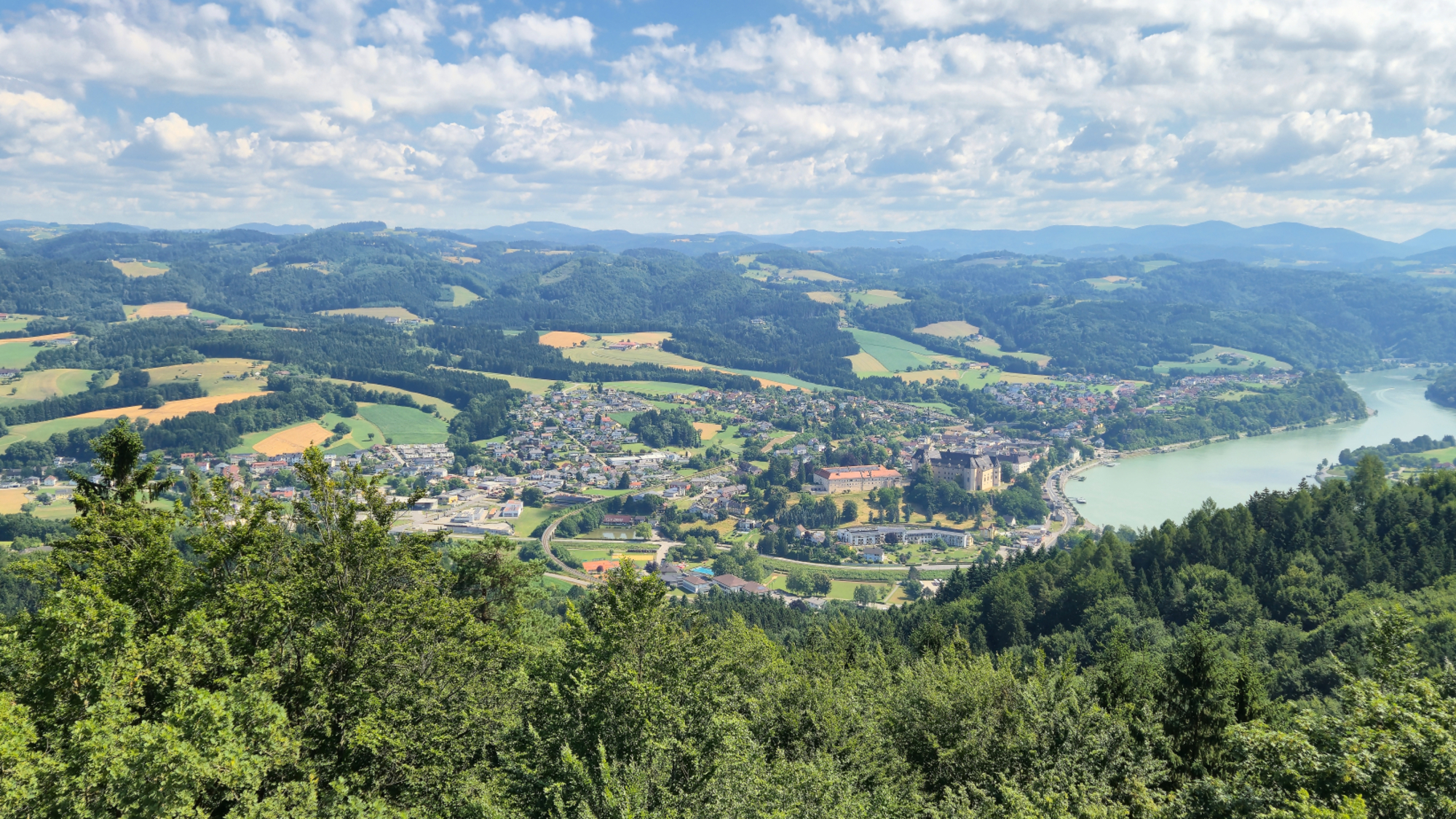 Ausblick von der Gobelwarte auf Grein und die Donau